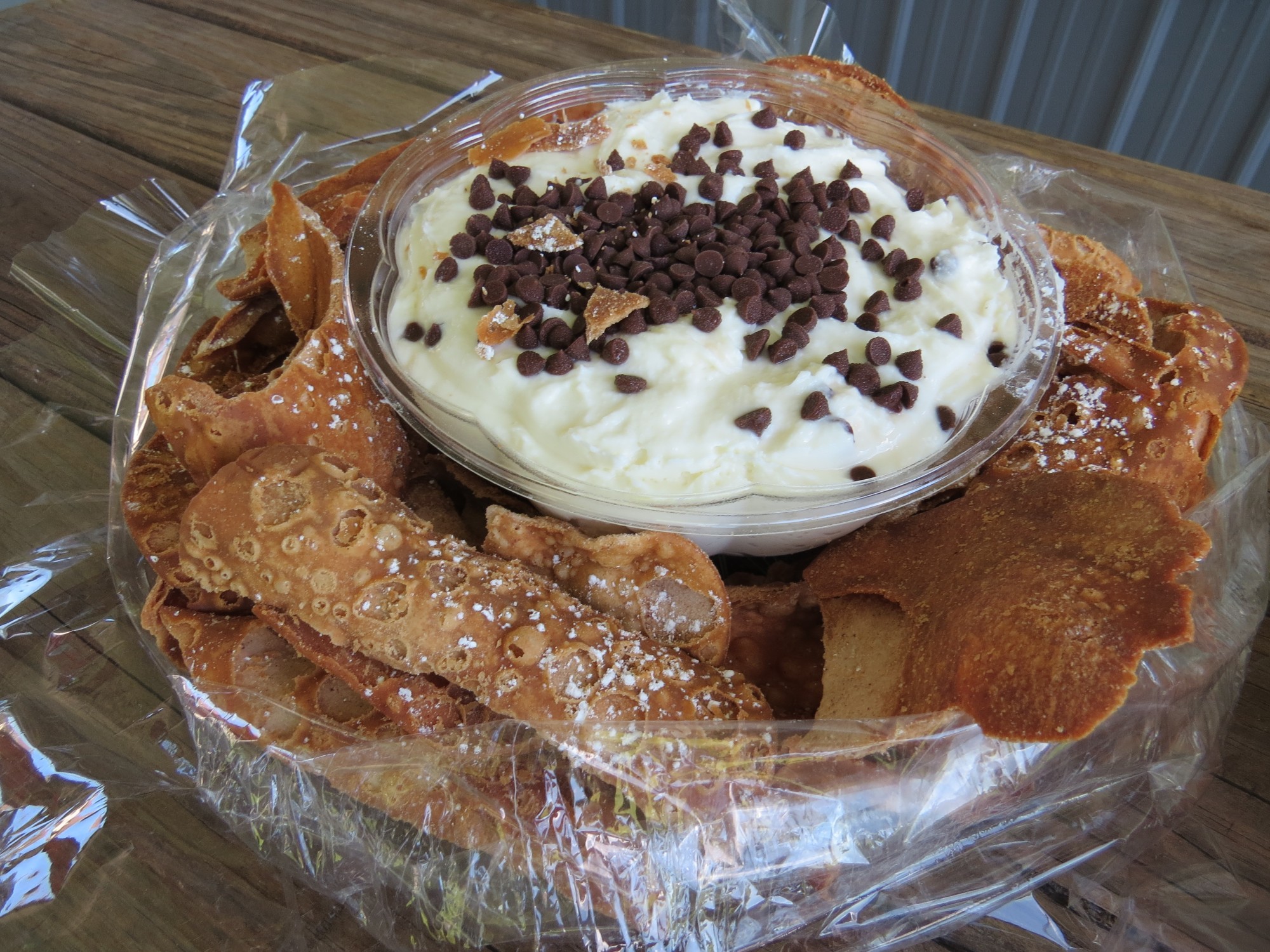 You are currently viewing Cannoli Party Dip