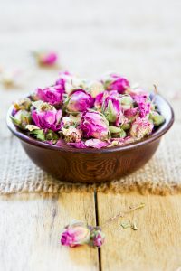 Read more about the article Turn Wilted Roses into Potpourri
